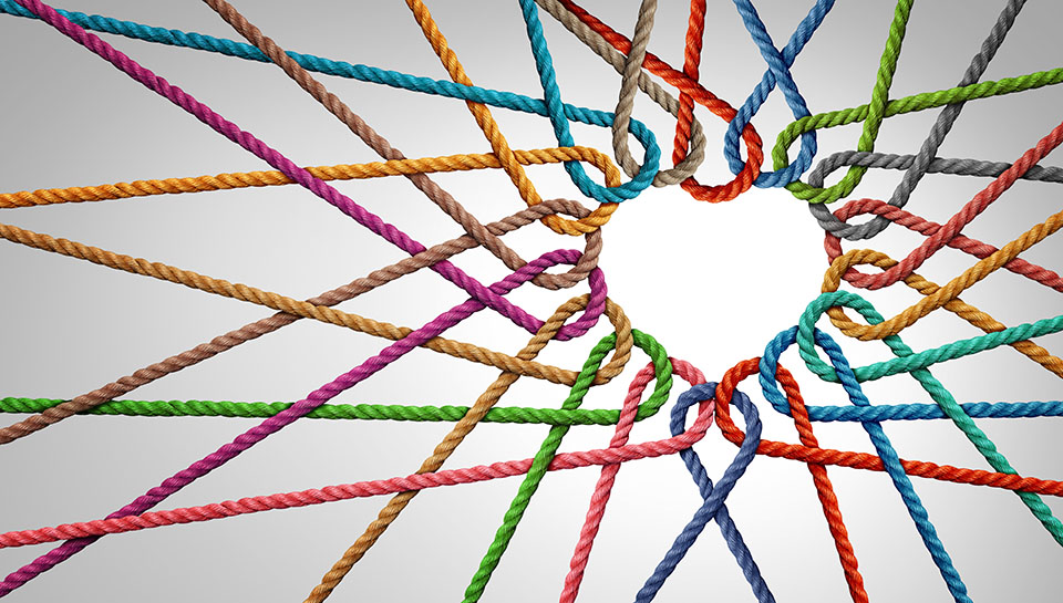 Herzknoten Symbolbild: Netz aus bunten Schnüren, deren Maschen ein Herz bilden